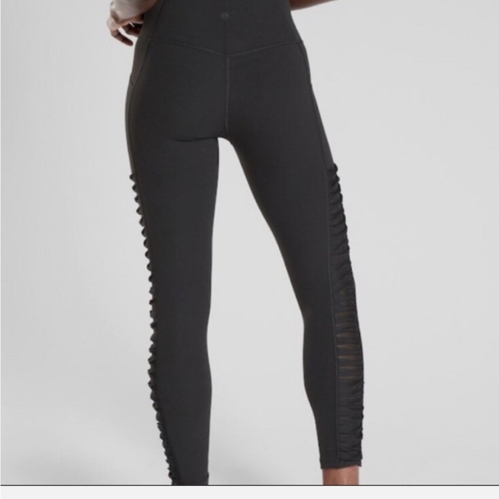 Athleta Salutation Stash 7/8 tight in powervita Women’s size small